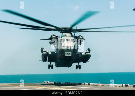 Ein Super Hallion Helikopter des U.S. Marine Corps CH-53E mit Marine Medium Tiltrotor 263 (verstärkt), 22. Marine Expeditionary Unit (Special Operations) Stockfoto
