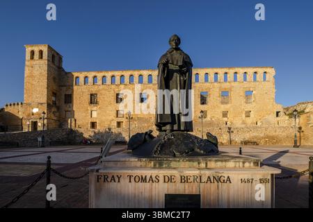 Skulptur von Fray Tomas de Berlanga, Palast der Markgrafen S.XVI, - Villa Palace - Berlanga de Duero, Soria, autonome Gemeinde Castilla y Lei¿½ Stockfoto