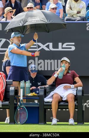 Emma Raducanu (GBR) spielte ihre zweite Runde bei den Lexus Eastbourne Open Tennis, Devonshire Park, Eastbourne, Großbritannien. Juni 2025. Sie verlor gegen M Stockfoto