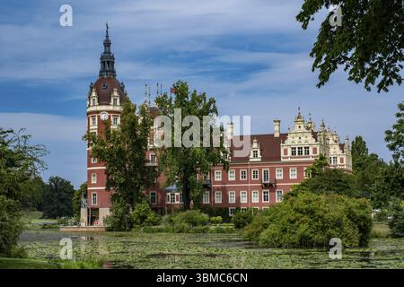 Das neue Schloss im Fuerst Pueckler Park, Muskauer Park, grenzübergreifender deutsch-polnischer Landschaftspark in der Oberlausitz, UNESCO-Weltkulturerbe Bad Mus Stockfoto
