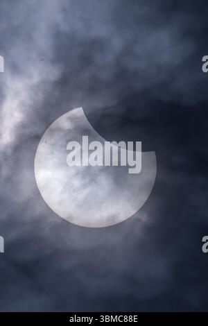 Partielle Sonnenfinsternis mit Wolken am Himmel, Silz, Rheinland-Pfalz, Deutschland, Europa Stockfoto