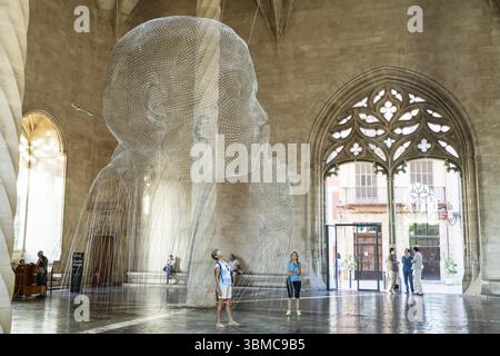 Werk des katalanischen Künstlers Jaume Plensa im gotischen Gebäude von La Lonja, Palma, Mallorca, Balearen, Spanien, Europa Stockfoto