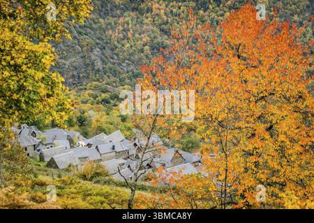 Typische Hütten, Bausen, Aran-Tal, Pyrenäen-Gebirge, Spanien, Europa Stockfoto
