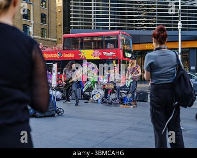 Vereinigtes Königreich, London, 23. Juni 2025. Vor Westfield Stratford unterhalten Künstler die Menschenmassen mit Graffiti-Wänden und Doppeldeckerbussen in der Nähe. Stockfoto