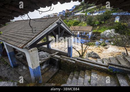Sintflutartige Regenfälle und geschwollener Fluss, Brunnen Ras el Maa, Chefchaouen, Rif Mountains, Marokko, Nordafrika, Afrika Stockfoto