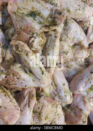 Roh marinierte Hähnchenflügel. Hähnchenflügel bereit zum Grillen. Köstliches Partyessen. Stockfoto