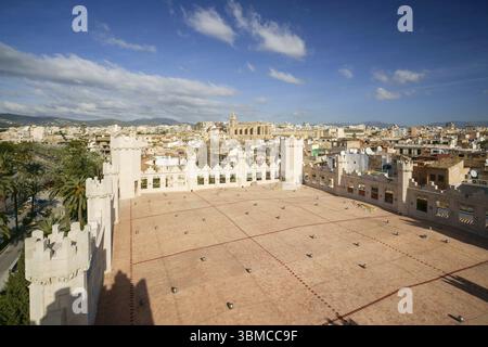 Blick und gotische Architektur von der Terrasse des Fischmarktes von Palma. La Llotja, 15. Jahrhundert. Palma. Mallorca. Balearische Inseln. Spanien Stockfoto