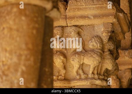 Fantastische Tiere mit menschlichen Köpfen, Galerie mit Gängen, Kirche San Pedro Apostol, Romanik, 12. Jahrhundert - nationales historisches Kunstdenkmal - Stockfoto