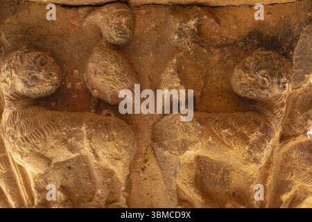 Fantastische Tiere mit menschlichen Köpfen, Galerie mit Gängen, Kirche San Pedro Apostol, Romanik, 12. Jahrhundert - nationales historisches Kunstdenkmal - Stockfoto