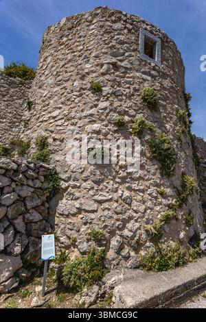 Die Mauern rund um die Altstadt von Vrbnik auf der Insel KRK, Denkmäler und Steinbauten in der Stadt, ein Spaziergang durch die engen Gassen Stockfoto