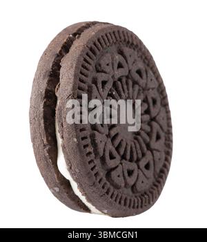 Schokoladenkeks mit weißer Creme-Füllung auf weißem Hintergrund. Stockfoto