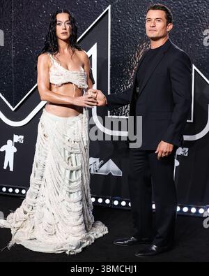 Elmont, Usa. Juni 2025. Katy Perry und Orlando Bloom haben sich nach fast 10 Jahren getrennt. ELMONT, NEW YORK, USA – 11. SEPTEMBER: Die US-amerikanische Sängerin, Songwriterin und TV-Persönlichkeit Katy Perry Wear, die den Krieg entscheidet, und der englische Schauspieler Orlando Bloom kommen am 11. September 2024 bei den MTV Video Music Awards an, die am 11. September 2024 in Elmont, New York, USA, in der UBS Arena stattfinden. (Foto: Xavier Collin/Image Press Agency) Credit: Image Press Agency/Alamy Live News Stockfoto