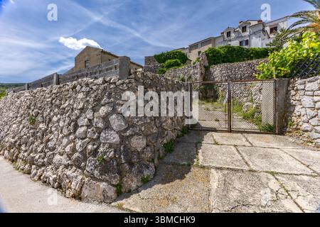 Die Mauern rund um die Altstadt von Vrbnik auf der Insel KRK, Denkmäler und Steinbauten in der Stadt, ein Spaziergang durch die engen Gassen Stockfoto