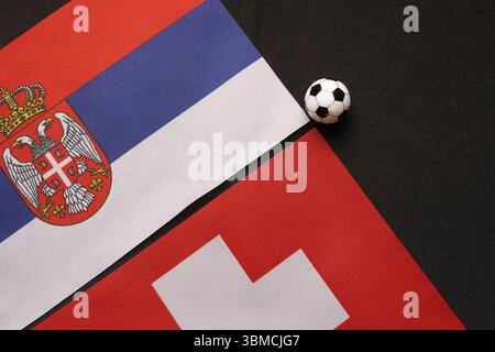 Schweiz gegen Serbien, Fußballspiel mit Nationalflaggen Stockfoto