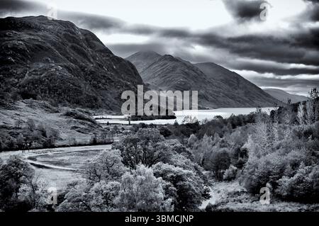 Stormy Monochrom Magic über Loch Shiel, Glenfinnan, einem Weiler in Lochaber, der in den Highlands Schottlands liegt Stockfoto