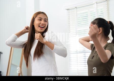 Fröhliche Tanzmomente. Freunde tanzen zusammen in einer lebhaften Atmosphäre zu Hause. Stockfoto