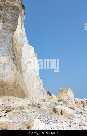 Kreidefelsen und Felsen vor blauem Himmel am felsigen Strand auf Mon's Island, Dänemark (Naturgebiet gebildet in der Eiszeit) Stockfoto