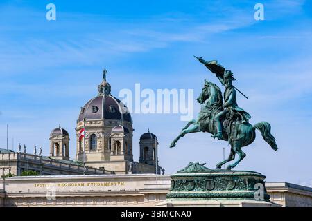 Erzherzog-Karl-Denkmal in Wien, Österreich Erzherzog-Karl-Denkmal, Reiterstandbild von Anton Dominik Fernkorn zu Ehren von Erzherzog Karl, Carl Ludwig Johann Joseph Laurentius von Österreich, auf dem Heldenplatz in Wien, Österreich, im Hintergrund das Äußere Burgtor und das Kunsthistorische Museum. Stockfoto