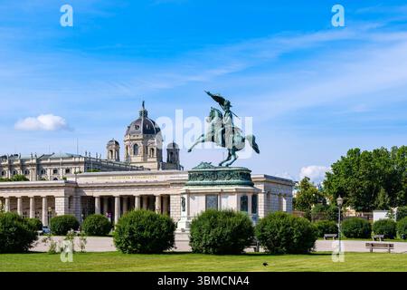 Erzherzog-Karl-Denkmal in Wien, Österreich Erzherzog-Karl-Denkmal, Reiterstandbild von Anton Dominik Fernkorn zu Ehren von Erzherzog Karl, Carl Ludwig Johann Joseph Laurentius von Österreich, auf dem Heldenplatz in Wien, Österreich, im Hintergrund das Äußere Burgtor und das Kunsthistorische Museum. Stockfoto