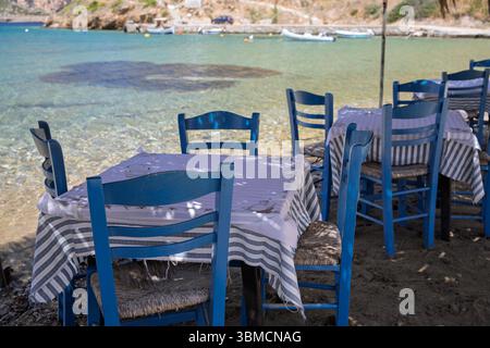 Traditionelle griechische Taverne am Strand, Porto Kagio, East Mani, Peloponnes, Griechenland, Europa Stockfoto
