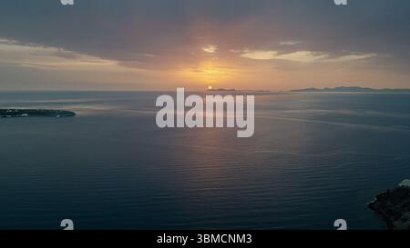 Unglaublicher Sonnenuntergang über Santorin Griechenland, Blick auf die Drohne Stockfoto