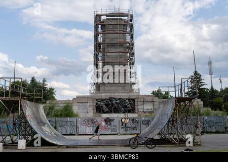 Sofia, Bulgarien. Juni 2025. Das teilweise demontierte und versteigerte Denkmal der sowjetischen Armee im Zentrum von Sofia, das zum Gedenken an den Einmarsch der Roten Armee in die bulgarische Hauptstadt errichtet wurde. Quelle: SOPA Images Limited/Alamy Live News Stockfoto