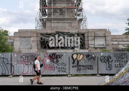 Sofia, Bulgarien. Juni 2025. Das teilweise demontierte und versteigerte Denkmal der sowjetischen Armee im Zentrum von Sofia, das zum Gedenken an den Einmarsch der Roten Armee in die bulgarische Hauptstadt errichtet wurde. Quelle: SOPA Images Limited/Alamy Live News Stockfoto