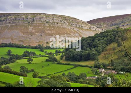 Dinbren Crags oder World's End Escarpment aus der A5 außerhalb von Llangollen, Denbighshire, Wales, Großbritannien Stockfoto