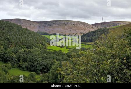 Dinbren Crags oder World's End Escarpment aus der A5 außerhalb von Llangollen, Denbighshire, Wales, Großbritannien Stockfoto