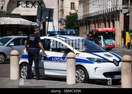 Italienische Lokalpolizei Renault Zoe Elektroauto Stadtpolizisten stehen bei der Fahrzeugkontrolle tägliche Patrouillendienste im Stadtzentrum Stockfoto