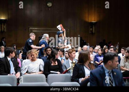 Washington, Usa. Juni 2025. Die Demonstranten werden von der Capitol Police der Vereinigten Staaten aus dem Raum entfernt, als Russell Vought, Direktor, Office of Management and Budget (OMB), während der Anhörung des US-Senatsausschusses für Mittel Zeugenaussagen gab, um die Sonderbotschaft des Präsidenten vom 3. Juni 2025 im Dirksen Senate Office Building auf dem Capitol Hill in Washington, DC, USA, am Mittwoch, den 25. Juni, zu prüfen. 2025.Foto: Andrew Thomas/CNP/ABACAPRESS.COM Credit: abaca Press/Alamy Live News Stockfoto