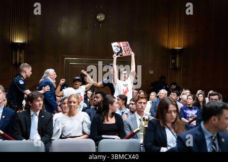 Washington, Usa. Juni 2025. Die Demonstranten werden von der Capitol Police der Vereinigten Staaten aus dem Raum entfernt, als Russell Vought, Direktor, Office of Management and Budget (OMB), während der Anhörung des US-Senatsausschusses für Mittel Zeugenaussagen gab, um die Sonderbotschaft des Präsidenten vom 3. Juni 2025 im Dirksen Senate Office Building auf dem Capitol Hill in Washington, DC, USA, am Mittwoch, den 25. Juni, zu prüfen. 2025.Foto: Andrew Thomas/CNP/ABACAPRESS.COM Credit: abaca Press/Alamy Live News Stockfoto