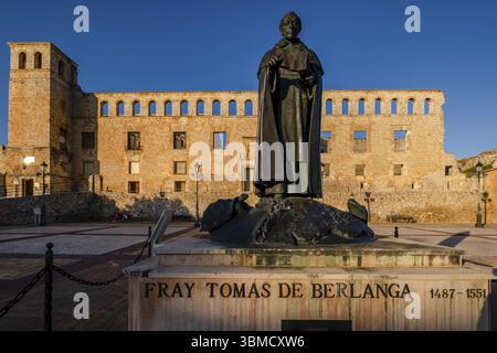 Skulptur von Fray Tomas de Berlanga, Palast der Markgrafen S.XVI, - Villa Palace - Berlanga de Duero, Soria, autonome Gemeinde Castilla y Lei¿½ Stockfoto