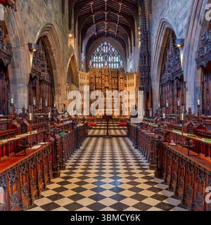 Innenansicht des Quire in der Kathedrale von Newcastle, newcastle upon Tyne, Blick auf das Ostfenster Stockfoto