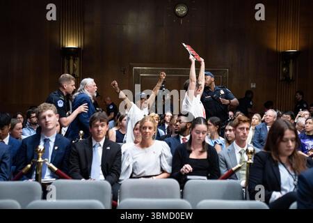 Washington, Vereinigte Staaten Von Amerika. Juni 2025. Die Demonstranten werden von der Capitol Police der Vereinigten Staaten aus dem Raum entfernt, als Russell Vought, Direktor, Office of Management and Budget (OMB), während der Anhörung des US-Senatsausschusses für Mittel Zeugenaussagen gab, um die Sonderbotschaft des Präsidenten vom 3. Juni 2025 im Dirksen Senate Office Building auf dem Capitol Hill in Washington, DC, USA, am Mittwoch, den 25. Juni, zu prüfen. 2025.Credit: Andrew Thomas/CNP/SIPA USA Credit: SIPA USA/Alamy Live News Stockfoto