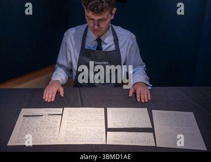 Christie's, London, Großbritannien. Juni 2025. Christie's Classics Week findet ab dem 1-9. Juli statt, in der Kunst und Objekte über Jahrtausende hinweg stattfinden. Höhepunkte sind: Christie's, London, Großbritannien. Juni 2025. Christie's Classics Week findet ab dem 1-9. Juli statt, in der Kunst und Objekte über Jahrtausende hinweg stattfinden. Zu den Höhepunkten zählen: Liebesbrief von John Lennon an seine Freundin Cynthia, geschrieben im April 1962. Einige Seiten wurden später verdeckt. Schätzung: £30.000-40.000. Quelle: Malcolm Park/Alamy Live News Stockfoto