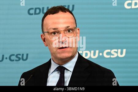 Der Vorsitzende der CDU/CSU-Fraktion, Jens Spahn CDU, und sein Stellvertreter Alexander Hoffmann CSU beim wöchentlichen Pressestatement vor dem Fraktionssitzungssaal im Reichstag. Diesmal ging es unter anderem um das Gutachten zum Maskenkauf. Jens Spahn CDU *** der Vorsitzende der CDU CSU-Fraktion, Jens Spahn CDU , und sein Stellvertreter Alexander Hoffmann CSU bei der wöchentlichen Pressemitteilung vor dem Fraktionssitzungssaal im Reichstagssaal dieses Mal war das Thema unter anderem das Gutachten zum Kauf von Masken Jens Spahn CDU Stockfoto