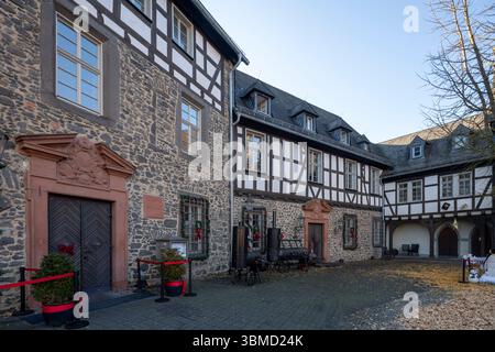 Schiffenberg bei Gießen, Augustiner Chorherren-Stift, Komturei mit Portalen Stockfoto