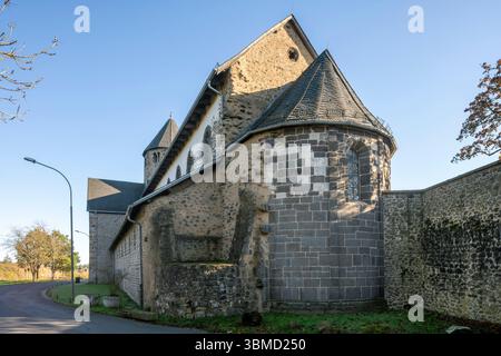 Schiffenberg bei Gießen, Augustiner Chorherren-Stift, Klosterkirche von Nordwesten mit dem Westchor Stockfoto