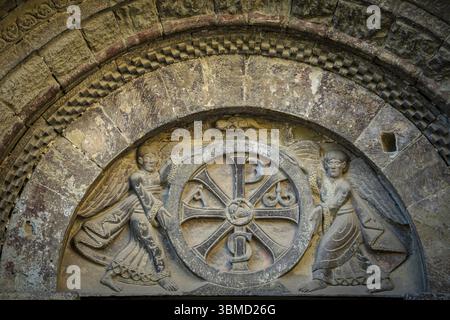 Tympanon des Nordportals, trinitarisches Christum, gehalten von zwei Engeln, San Pedro el Viejo Kloster, Huesca, Aragon Gemeinde, Spanien, Europa Stockfoto