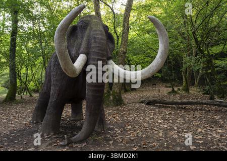 Figur eines lebensgroßen Mammuts, paläolithischer Park der Cueva del Valle, Rasines, Kantabrien, Spanien, Europa Stockfoto