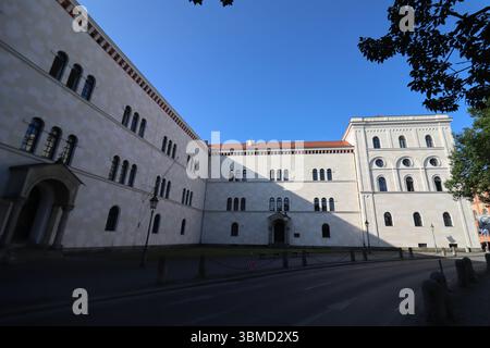 MÜNCHEN - 24. JUNI 2025: Außenansicht des Hauptgebäudes der Ludwig-Maximilians-Universität München im Morgenlicht Stockfoto