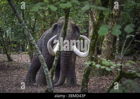 Figur eines lebensgroßen Mammuts, paläolithischer Park der Cueva del Valle, Rasines, Kantabrien, Spanien, Europa Stockfoto