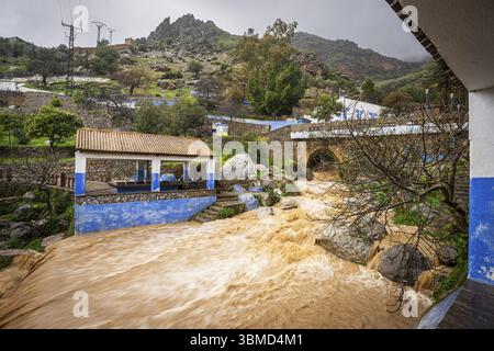 Sintflutartige Regenfälle und geschwollener Fluss, Brunnen Ras el Maa, Chefchaouen, Rif Mountains, Marokko, Nordafrika, Afrika Stockfoto