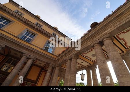 MÜNCHEN, DEUTSCHLAND - 24. JUNI 2025: Tiefwinkelansicht der Eingangskolonnade und neoklassizistische Architektur der Bayerischen Staatsbibliothek in München Stockfoto