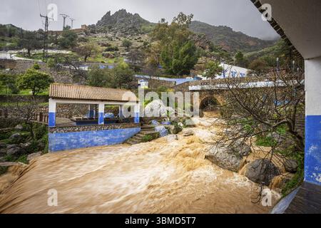 Sintflutartige Regenfälle und geschwollener Fluss, Brunnen Ras el Maa, Chefchaouen, Rif Mountains, Marokko, Nordafrika, Afrika Stockfoto