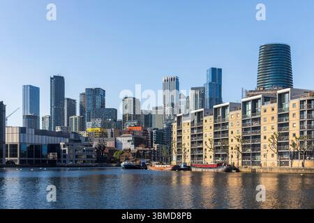 London, UK, 12. Mai 2025, Canary Wharf Panoramablick auf eine moderne Stadtlandschaft mit zahlreichen hohen Gebäuden und einem charakteristischen zylindrischen Wolkenkratzer, o Stockfoto
