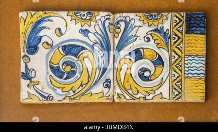 Fliesen für hohe Front, glasierte und bemalte Fliesen, 17. Jahrhundert, aragonesische Werkstatt, Diözesanmuseum Huesca, Aragon Gemeinde, Spanien, Europa Stockfoto