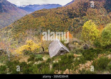 Typische Hütten, Bausen, Aran-Tal, Pyrenäen-Gebirge, Spanien, Europa Stockfoto
