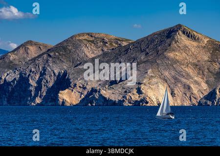 Segeln auf der Adria in der Bucht bei Baska auf der Insel KRK in Kroatien, Wassersport, Velebit-Gebirge im Hintergrund Stockfoto